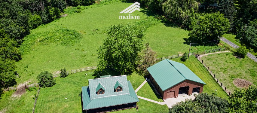 Veduta aerea di un terreno verde con due fabbricati: destinazione urbanistica di un'area